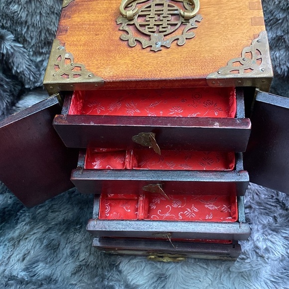 Vtg Oriental Wooden Jewelry Box Ornate Brass Carved Jade Inlaid w/ lock and key - Picture 5 of 16